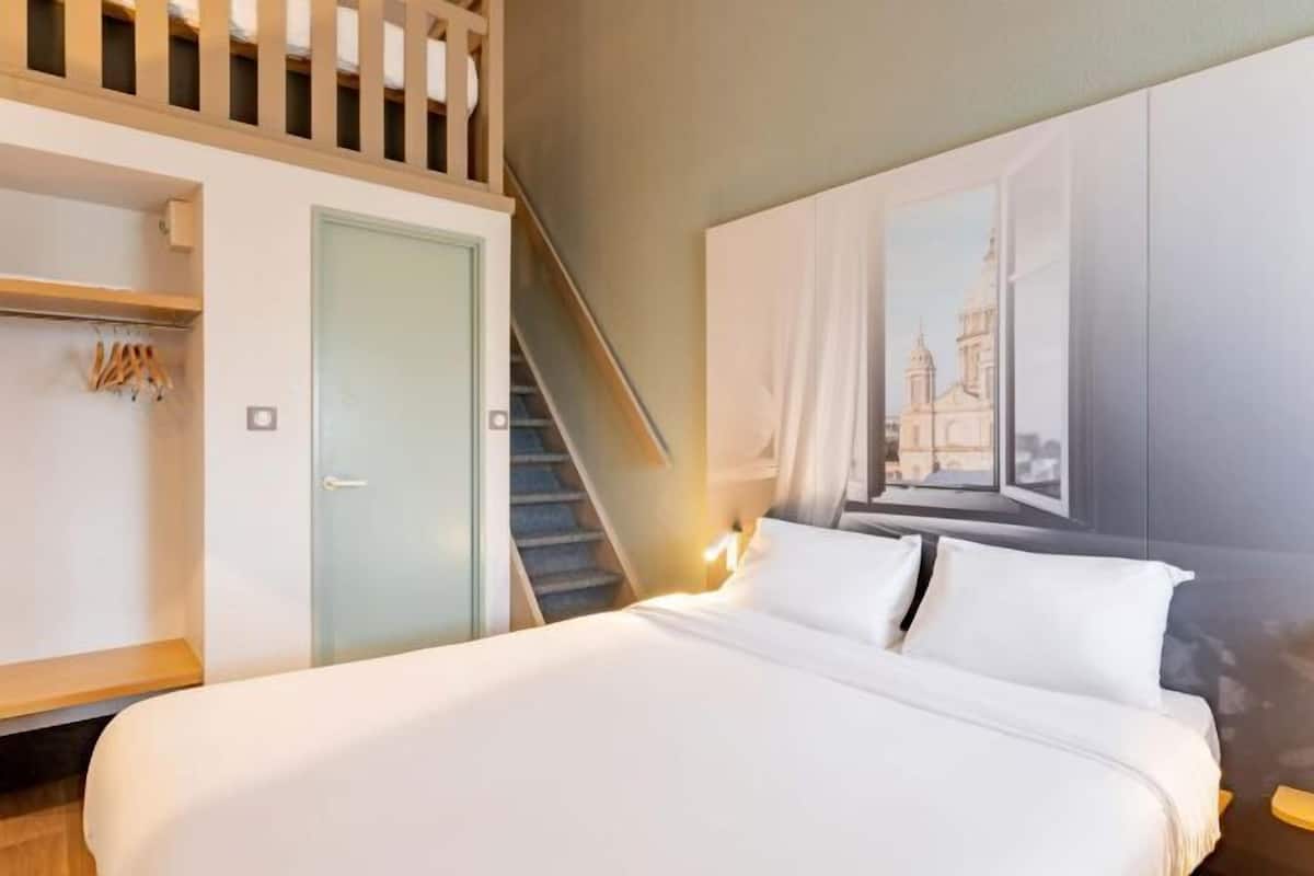 Hochwertige Bettwaren, Schreibtisch, schallisolierte Zimmer