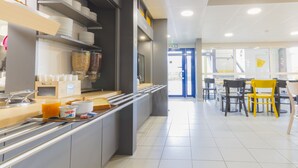 Ein modernes Café mit Theke, Sitzbereich und Blick auf die Straße.