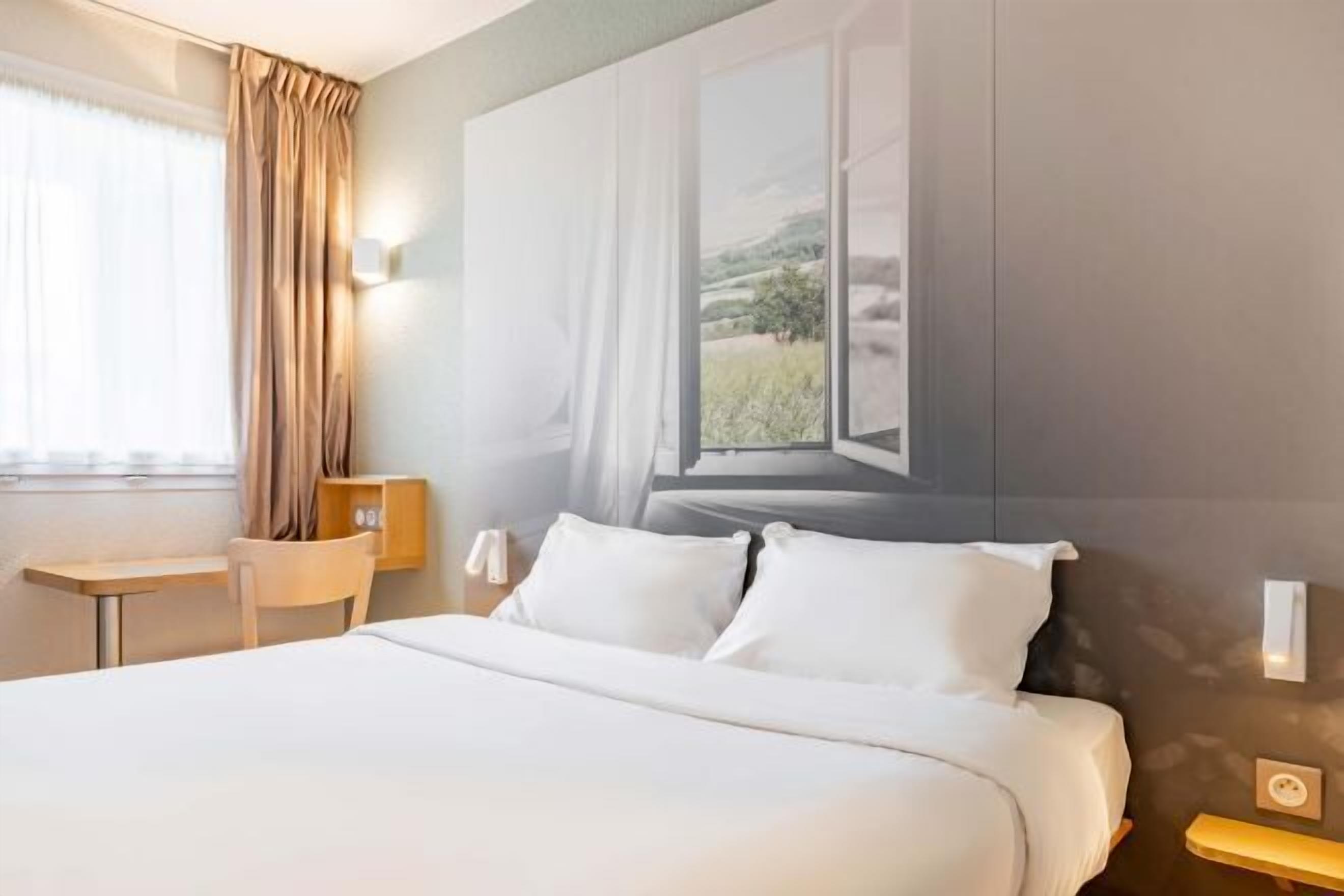 Premium bedding, desk, soundproofing, free WiFi