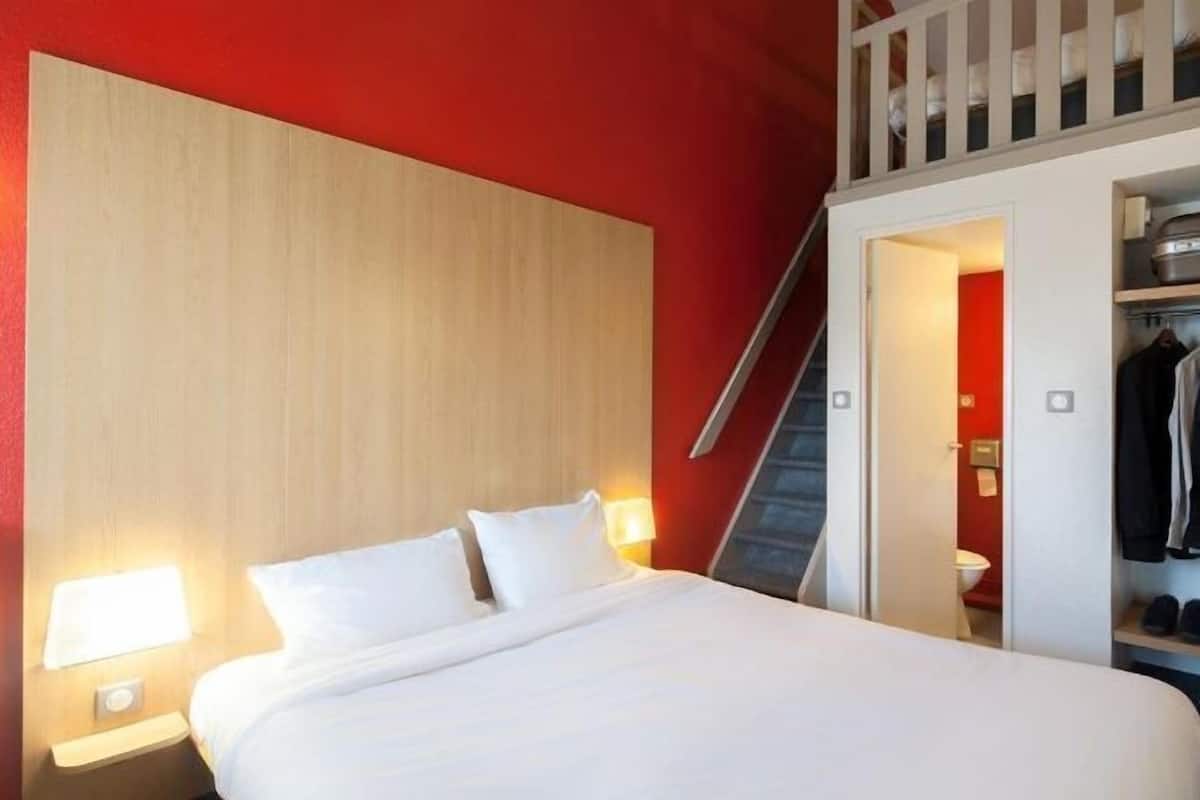 Premium bedding, desk, soundproofing, free WiFi