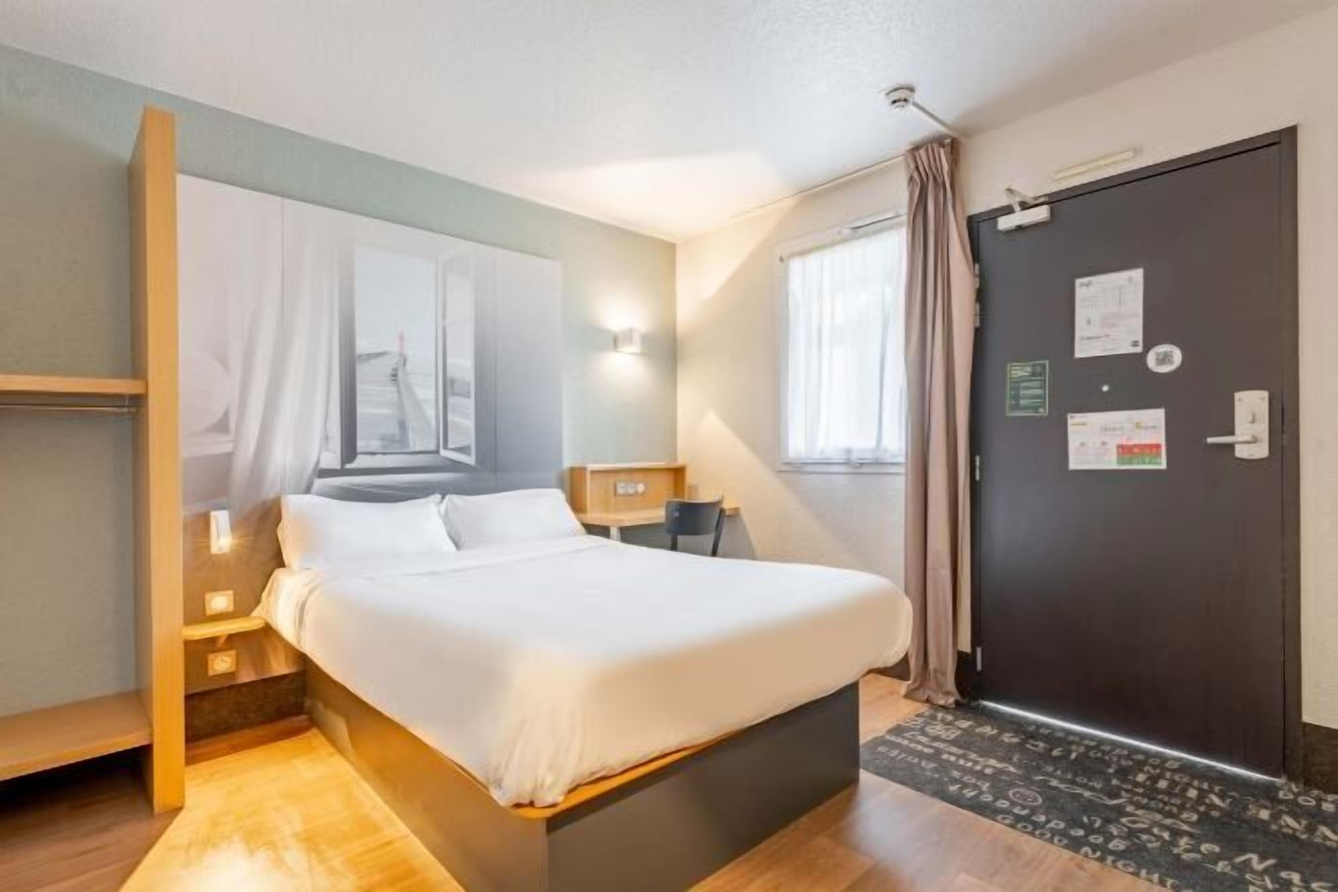 Premium bedding, desk, soundproofing, free WiFi