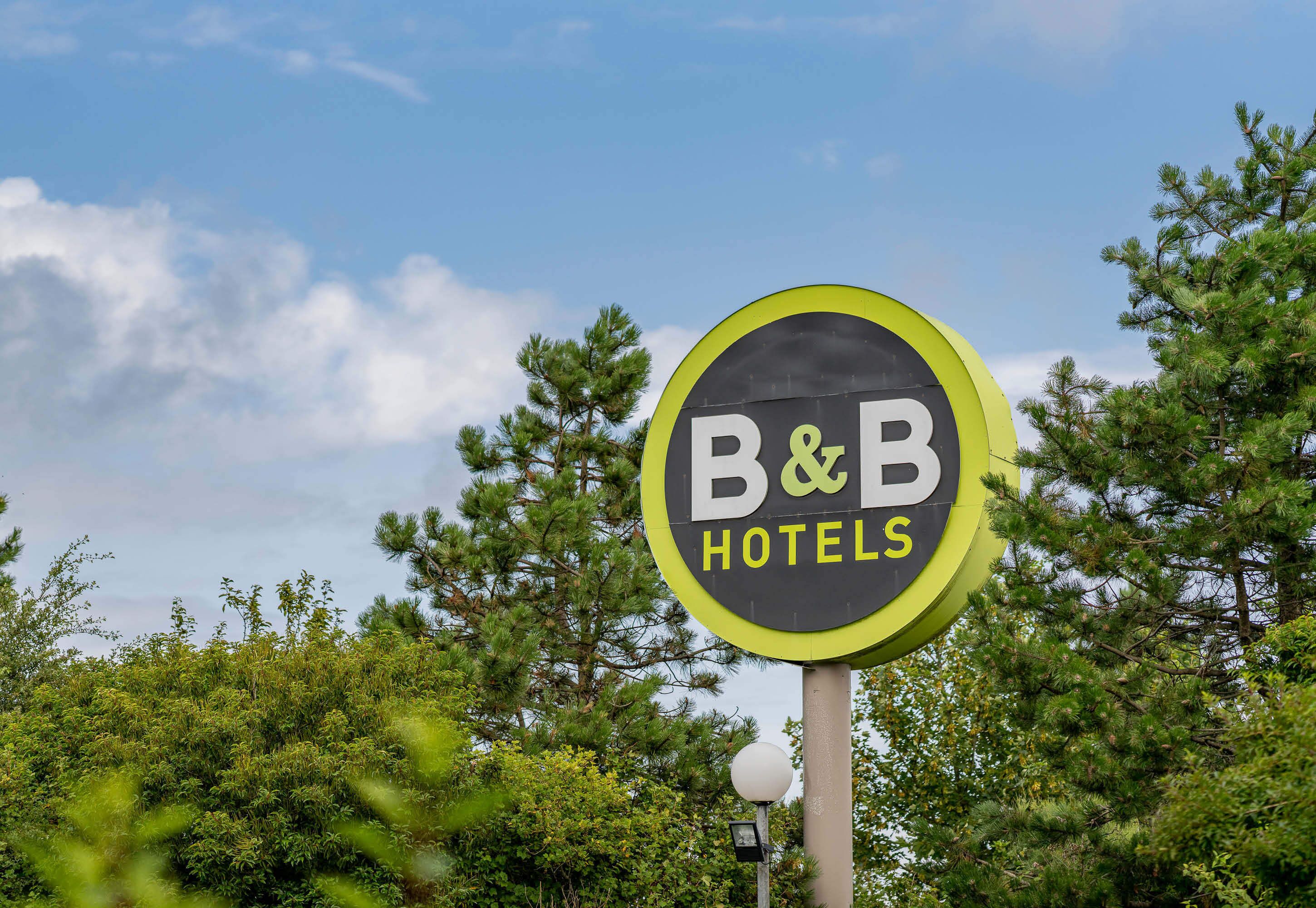 A circular sign with "B&B HOTELS" written on it.