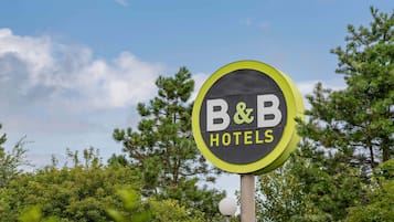 A circular sign with "B&B HOTELS" written on it.