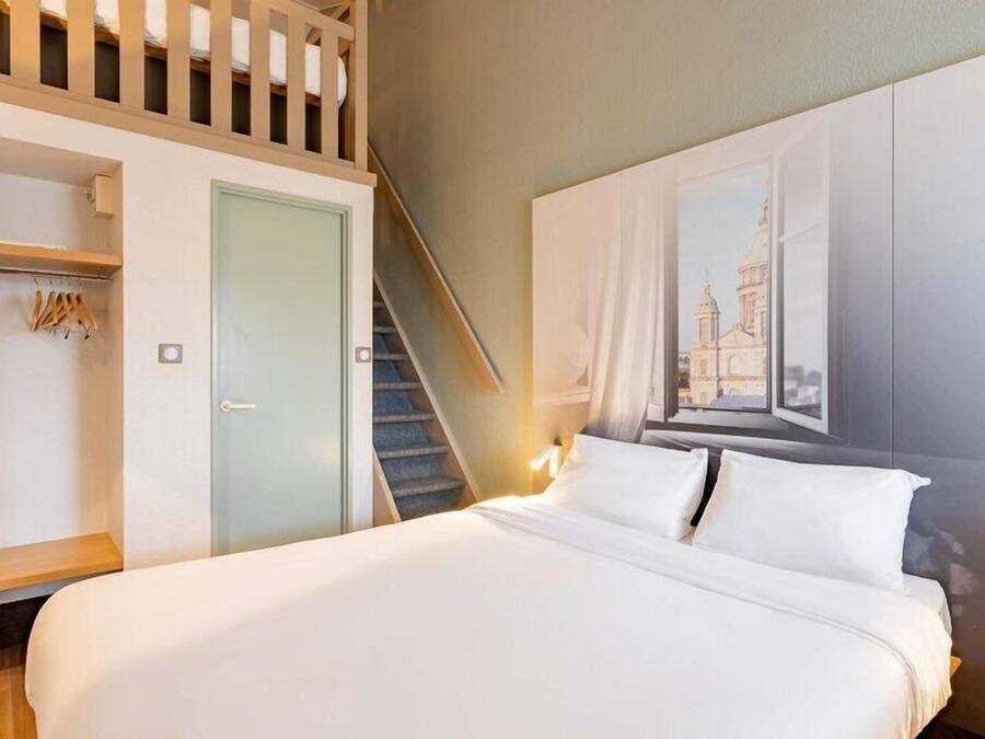 Premium bedding, desk, soundproofing, free WiFi
