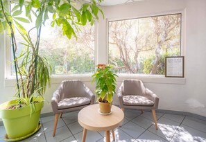 Área de estar no saguão