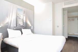 Escritorio, sistema de insonorización, wifi gratis y ropa de cama