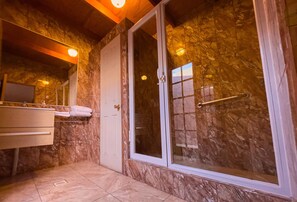 Ducha y artículos de higiene personal gratuitos