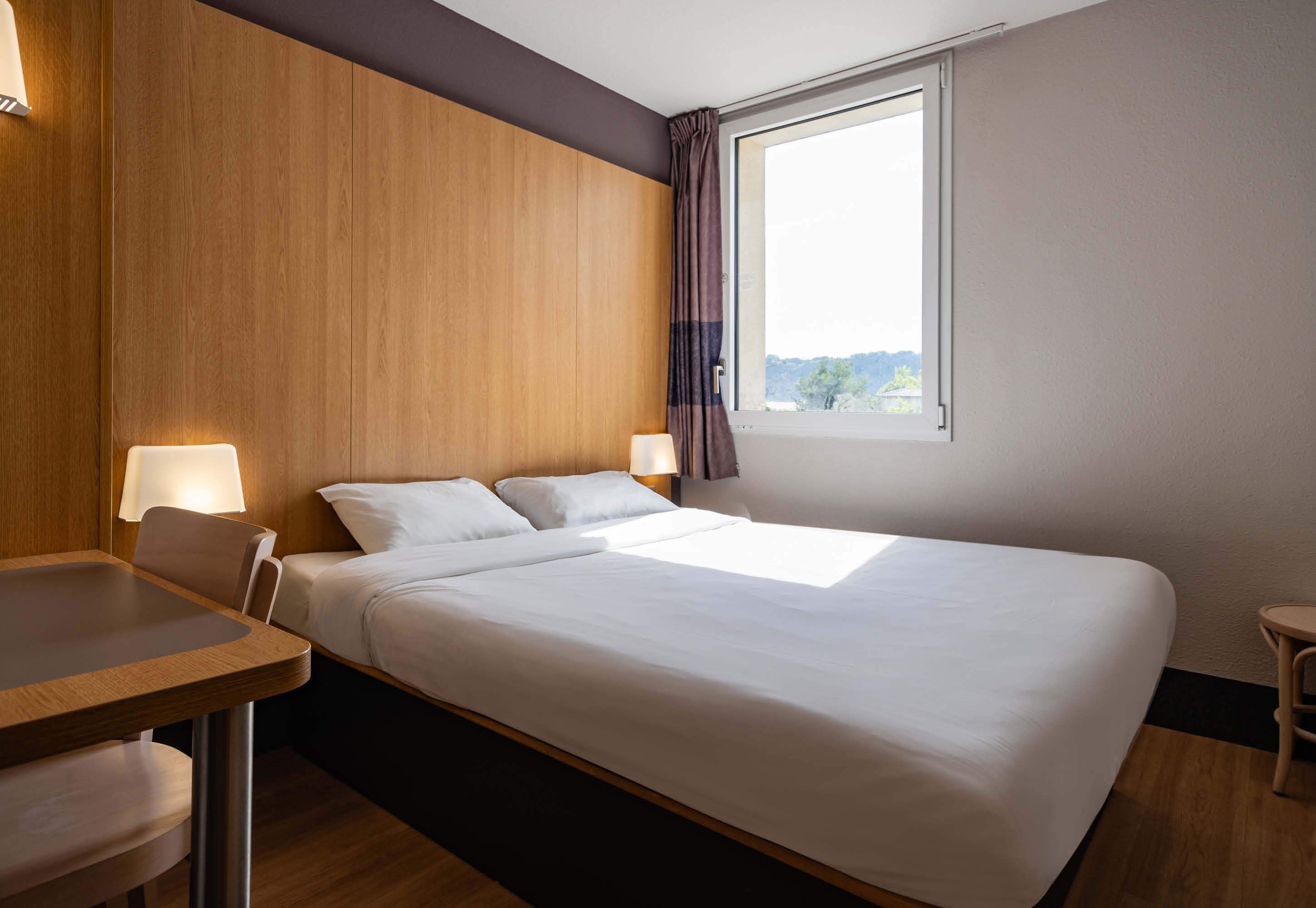 Hochwertige Bettwaren, Schreibtisch, schallisolierte Zimmer