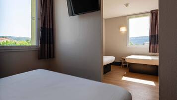 Chambre Quadruple, accessible aux personnes à mobilité réduite, non-fumeurs | Literie de qualité supérieure, bureau, chambres insonorisées