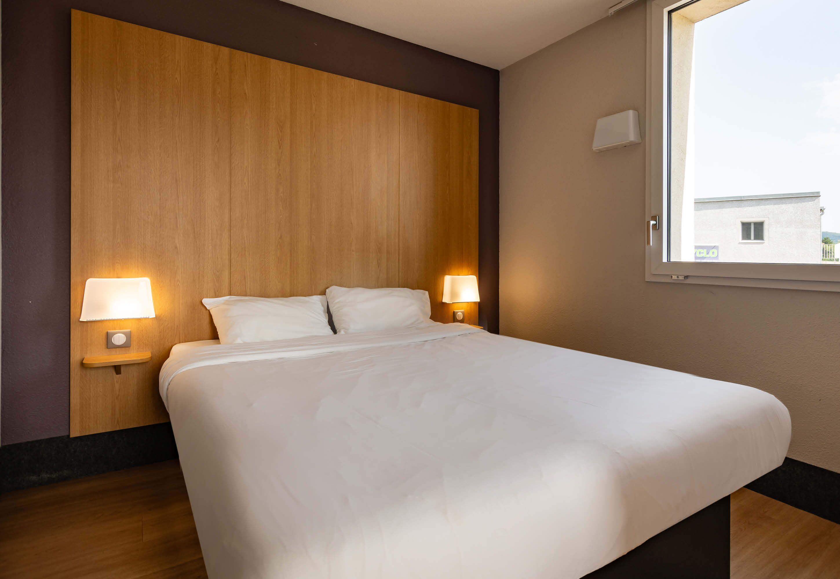 Hochwertige Bettwaren, Schreibtisch, schallisolierte Zimmer
