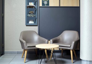 Coin salon dans le hall