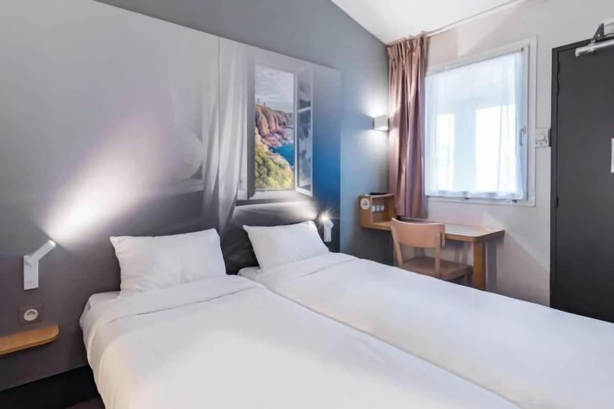 Desk, soundproofing, free WiFi, bed sheets