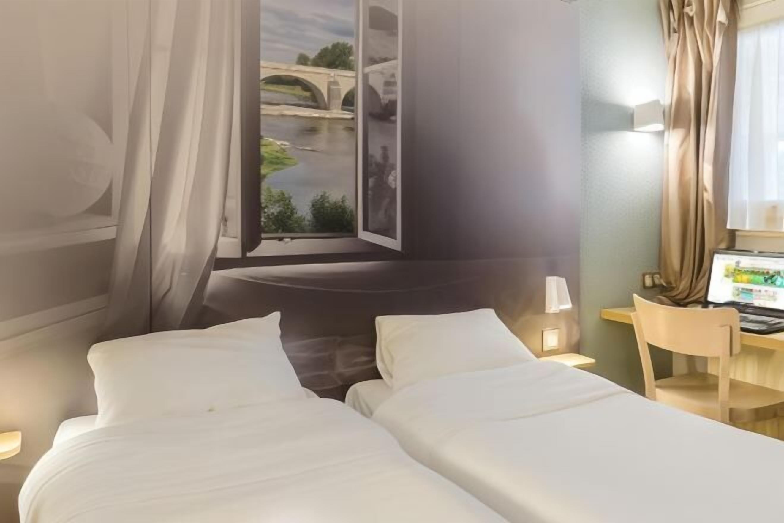 Desk, soundproofing, free WiFi, bed sheets