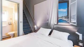 Meja kerja, kedap suara, Wi-Fi gratis, dan seprai linen