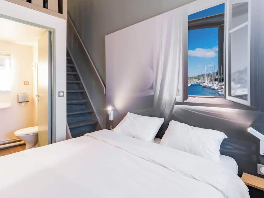 Escrivaninha, quartos à prova de som, Wi-Fi de cortesia, roupa de cama