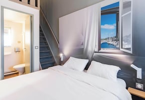 Escritorio, sistema de insonorización, wifi gratis y ropa de cama
