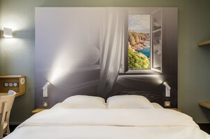 Escritorio, sistema de insonorización, wifi gratis y ropa de cama