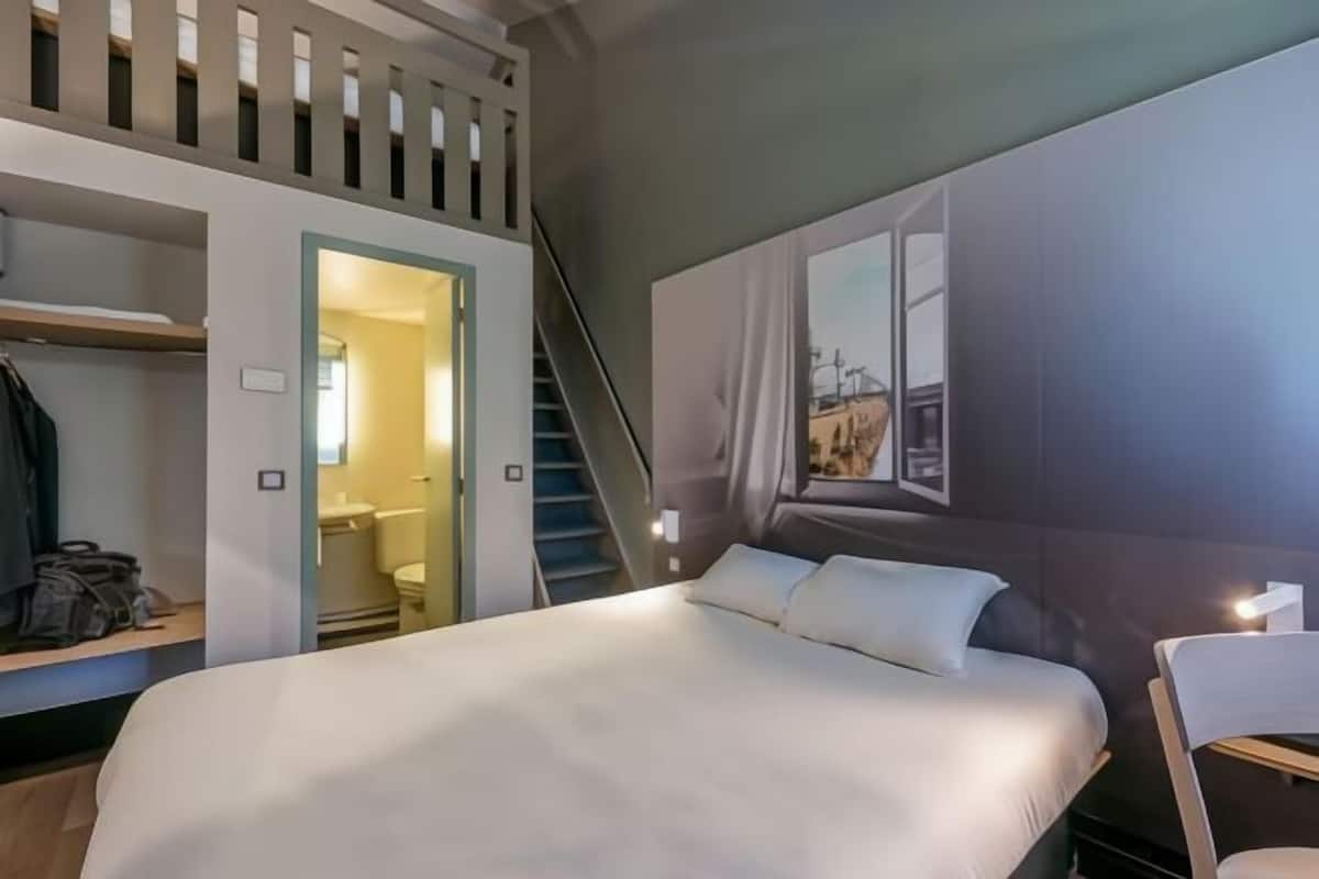 Desk, soundproofing, free WiFi, bed sheets