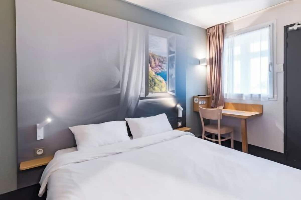 Desk, soundproofing, free WiFi, bed sheets