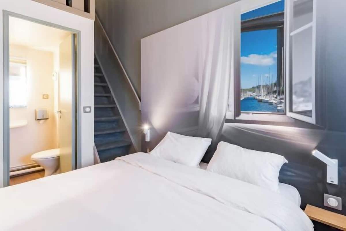 Desk, soundproofing, free WiFi, bed sheets