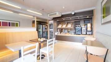 Petit déjeuner buffet servi tous les jours en supplément