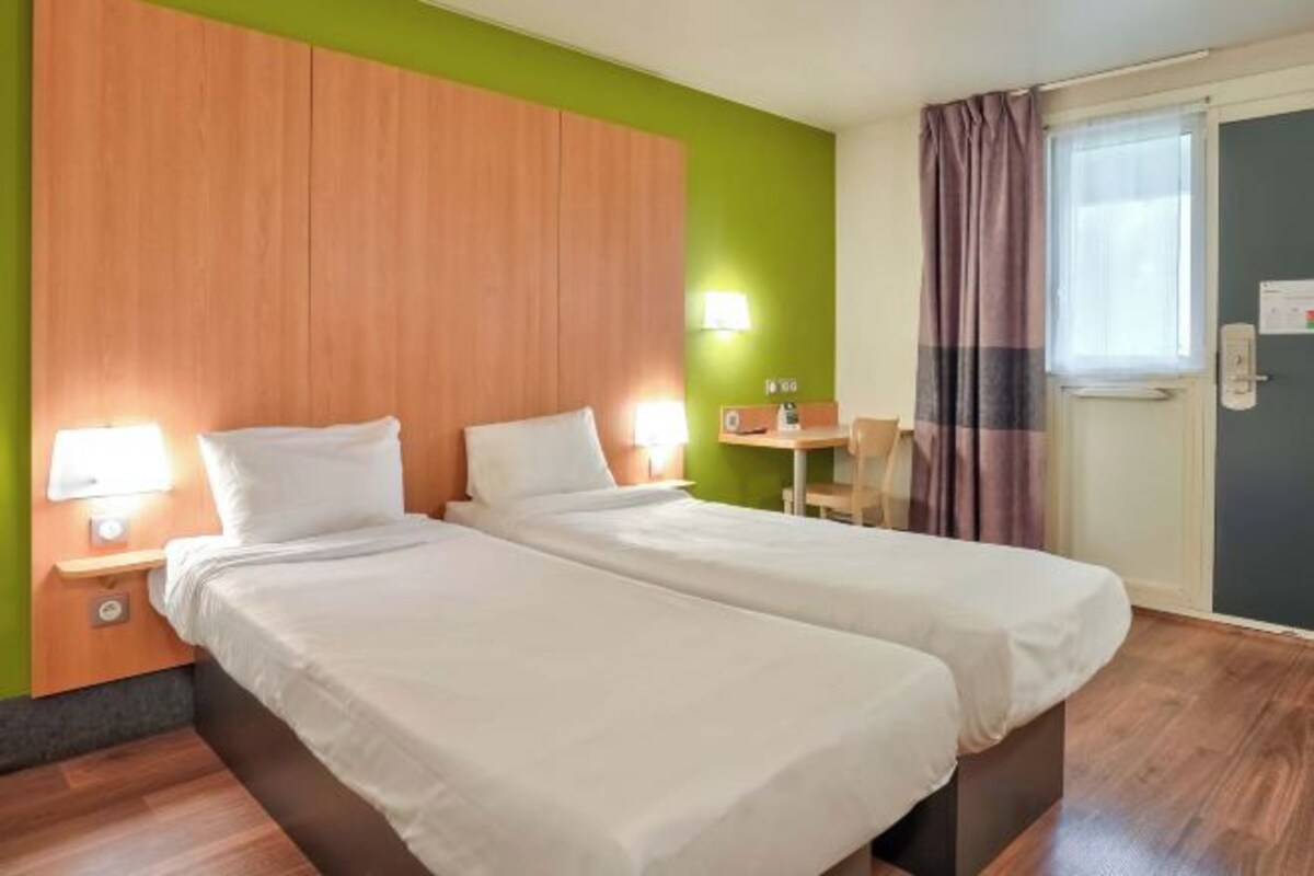 Desk, soundproofing, free cots/infant beds, free WiFi