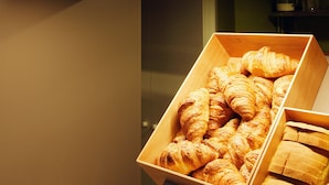 Ett bageridisplay med croissanter och bröd.