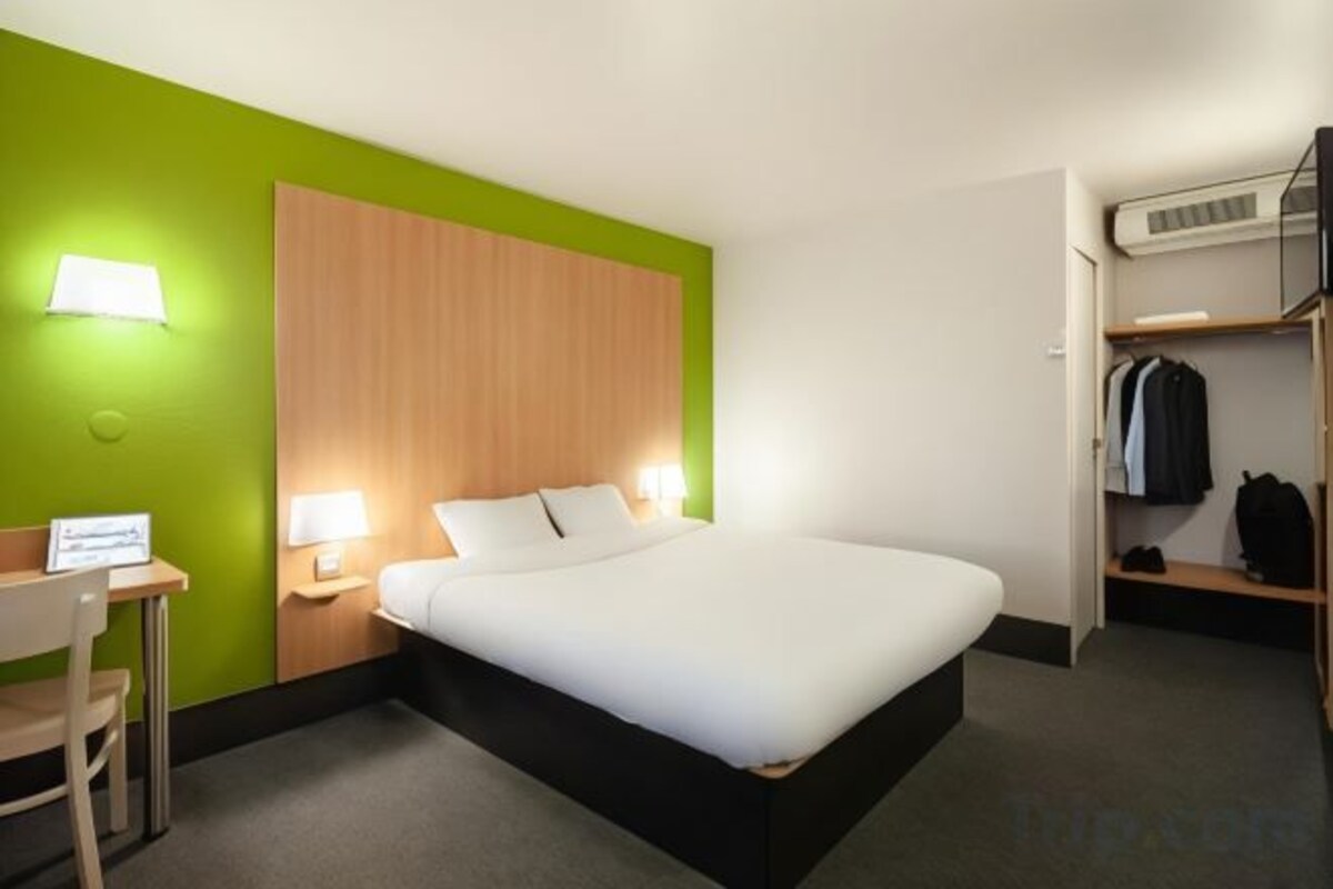 Desk, soundproofing, free cots/infant beds, free WiFi