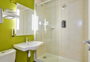 Shower, towels - B&B HOTEL Herblay (Herblay)