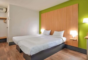 Habitación con 2 camas individuales, para no fumadores | Escritorio, insonorización, cunas gratuitas y wifi gratis