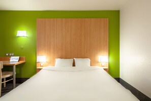 Desk, soundproofing, free cots/infant beds, free WiFi