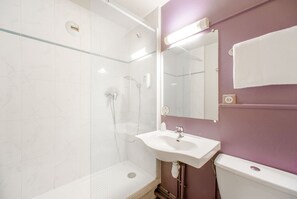 Shower, towels - B&B HOTEL Herblay (Herblay)