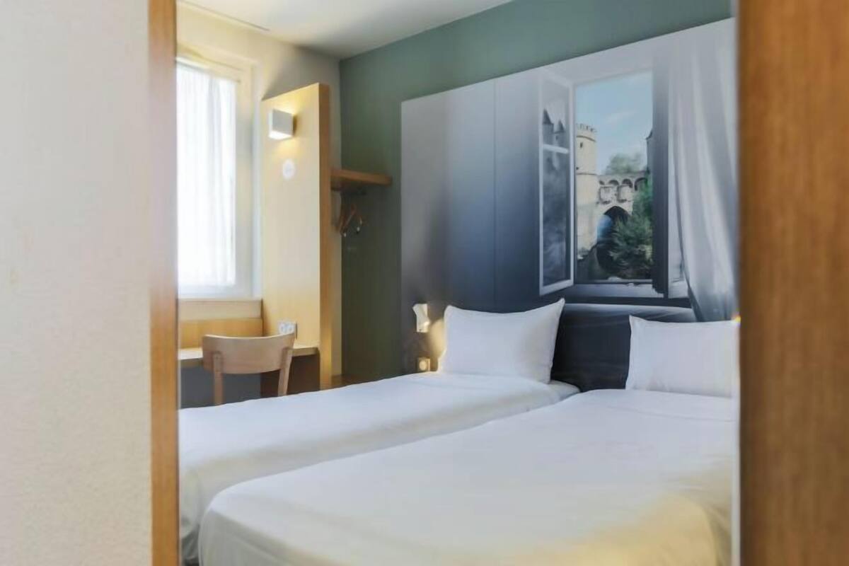 Premium bedding, desk, soundproofing, WiFi (free)
