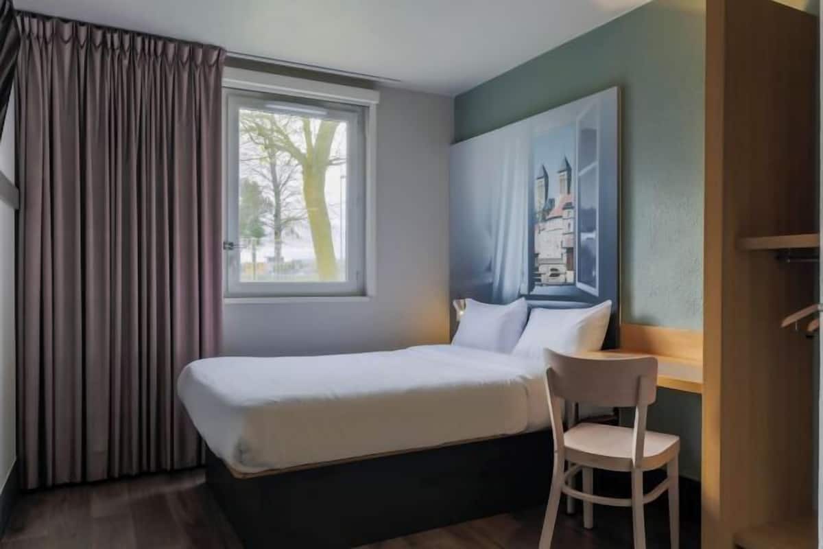 Premium bedding, desk, soundproofing, WiFi (free)