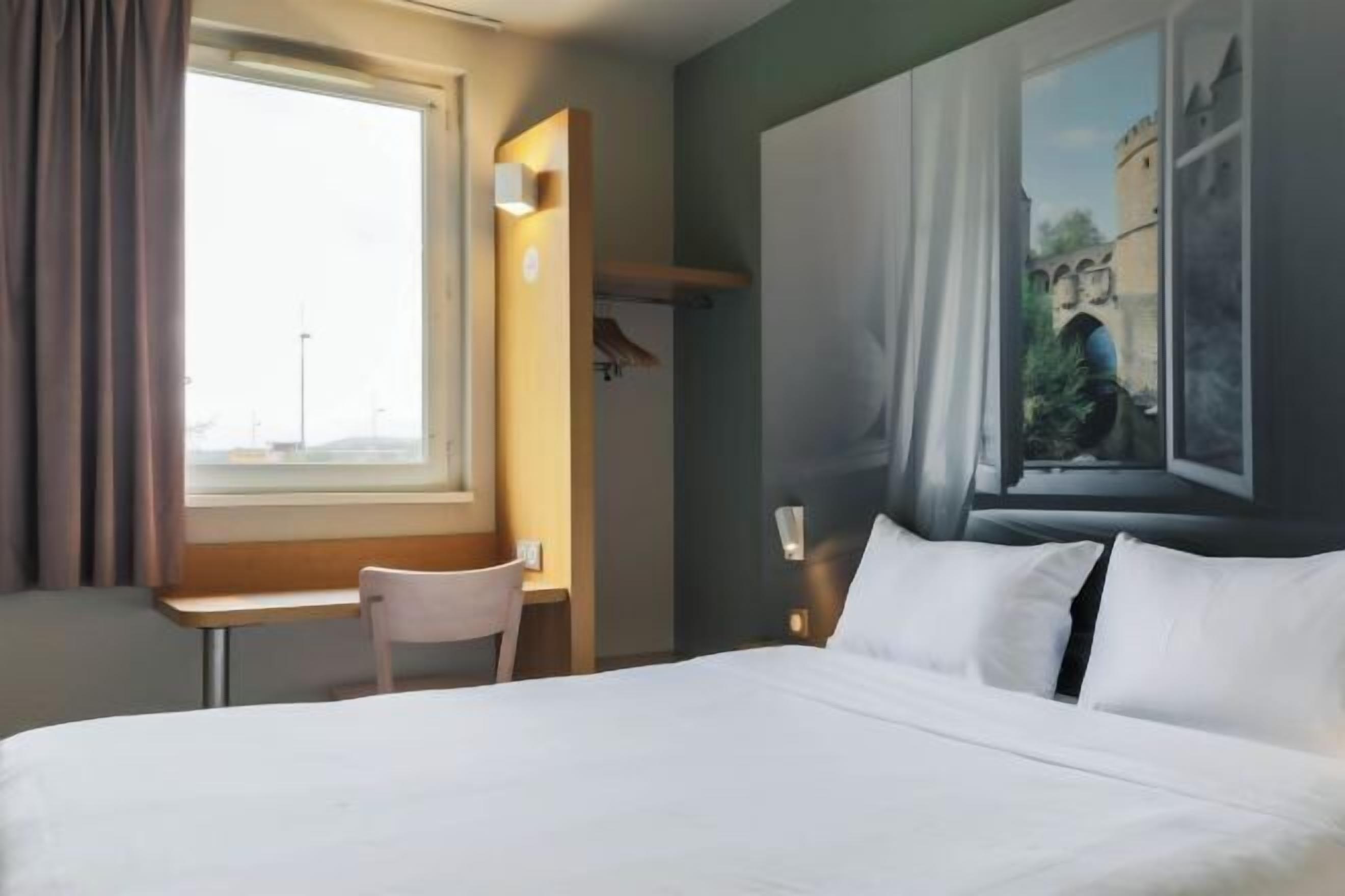 Ropa de cama de alta calidad, escritorio y sistema de insonorización 