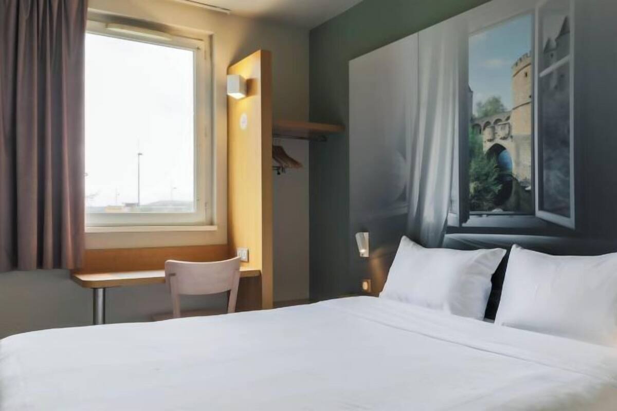 Premium bedding, desk, soundproofing, WiFi (free)