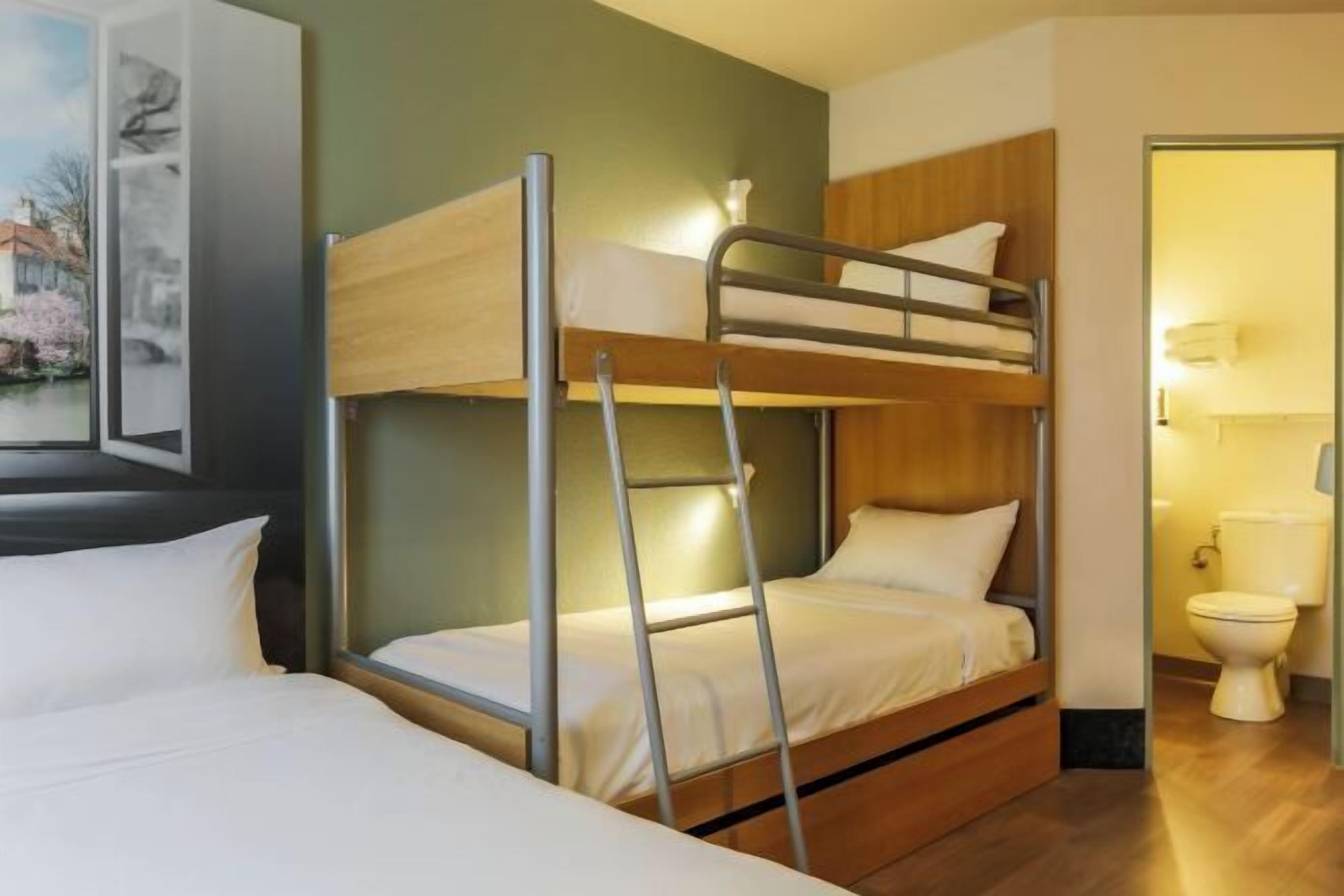 Ropa de cama de alta calidad, escritorio y sistema de insonorización 