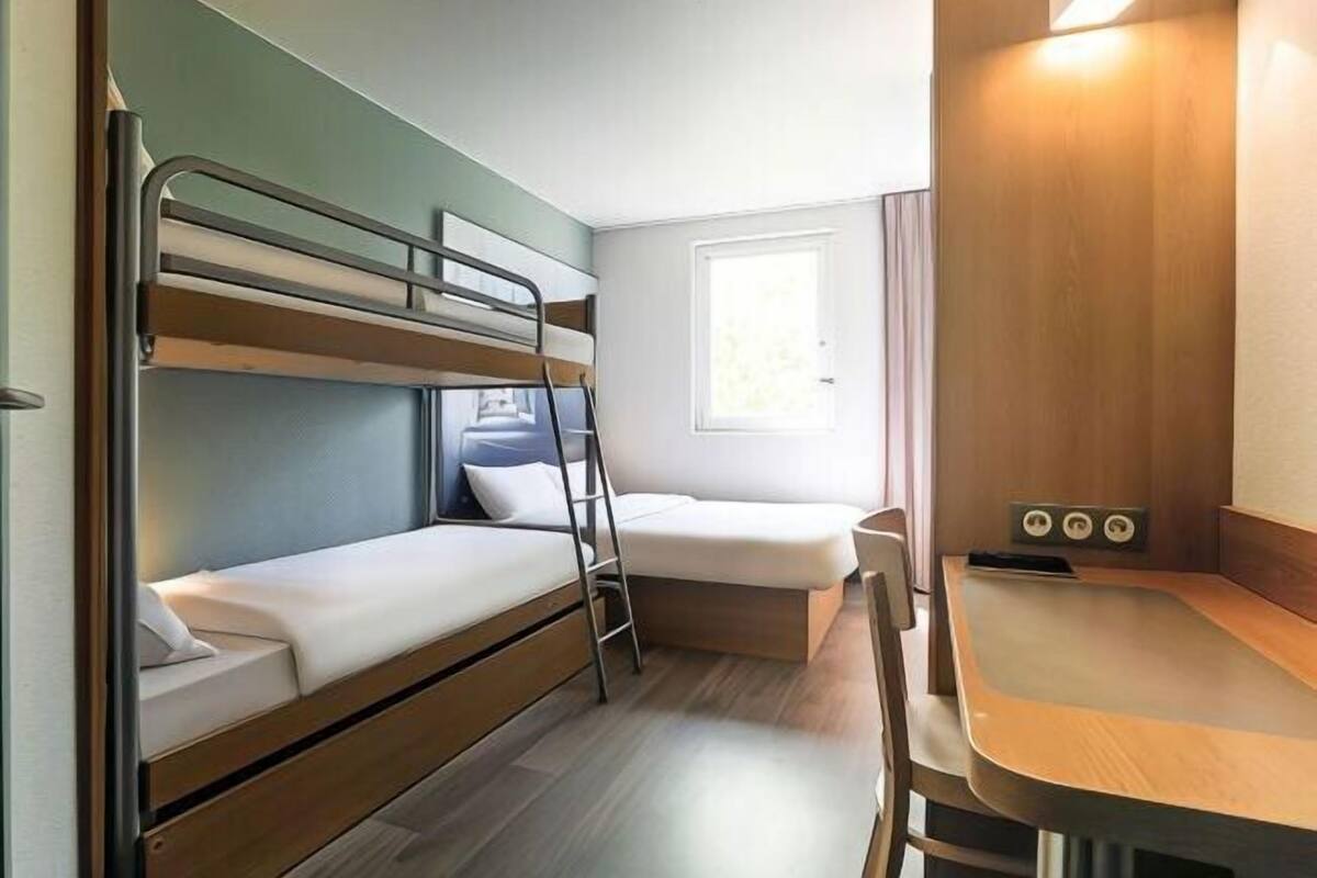 Ropa de cama de alta calidad, escritorio, insonorización y wifi gratis