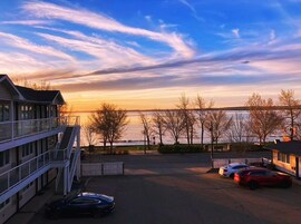 Tabla de planchar con plancha, wifi gratis y ropa de cama 