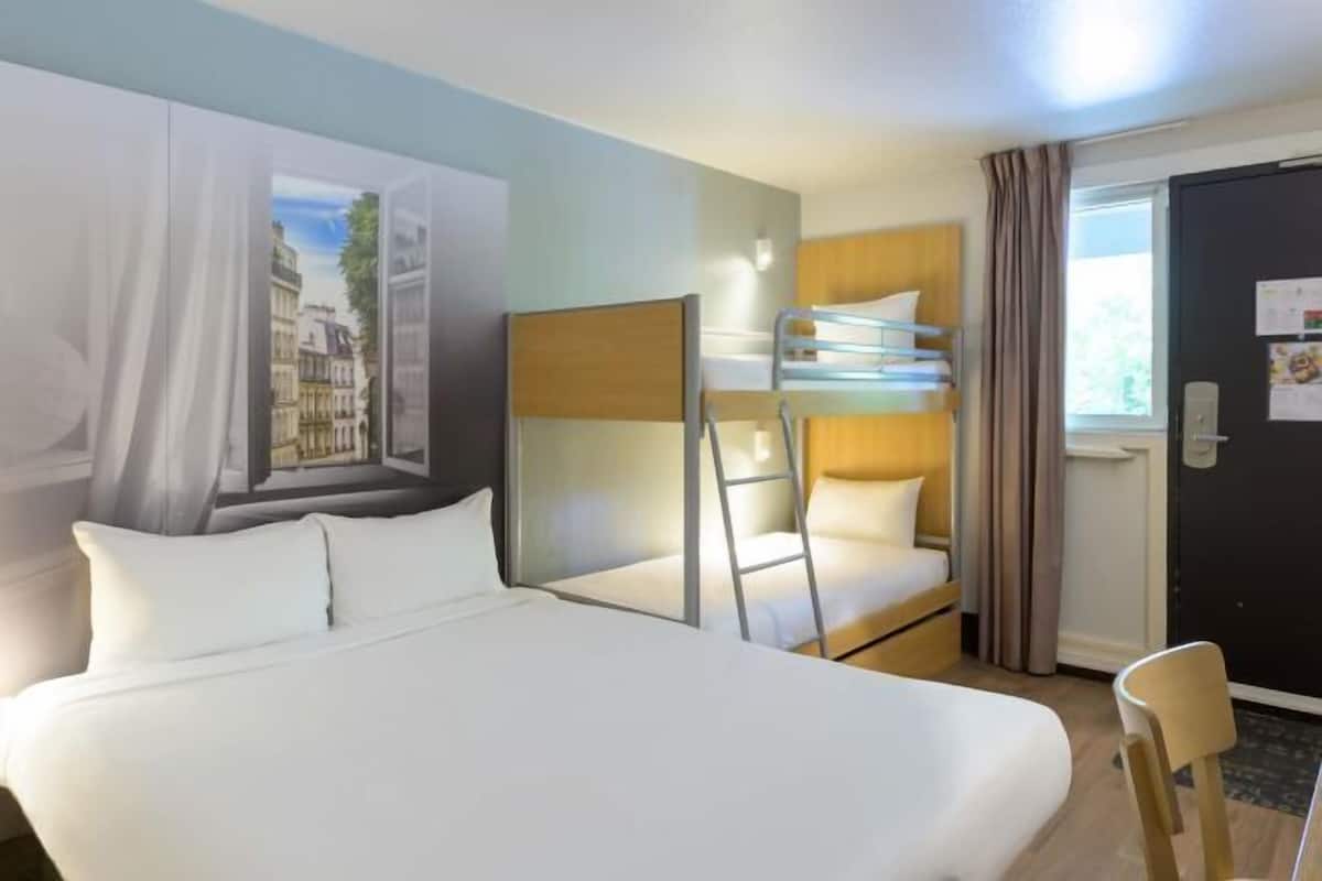Premium bedding, desk, soundproofing, WiFi (free)