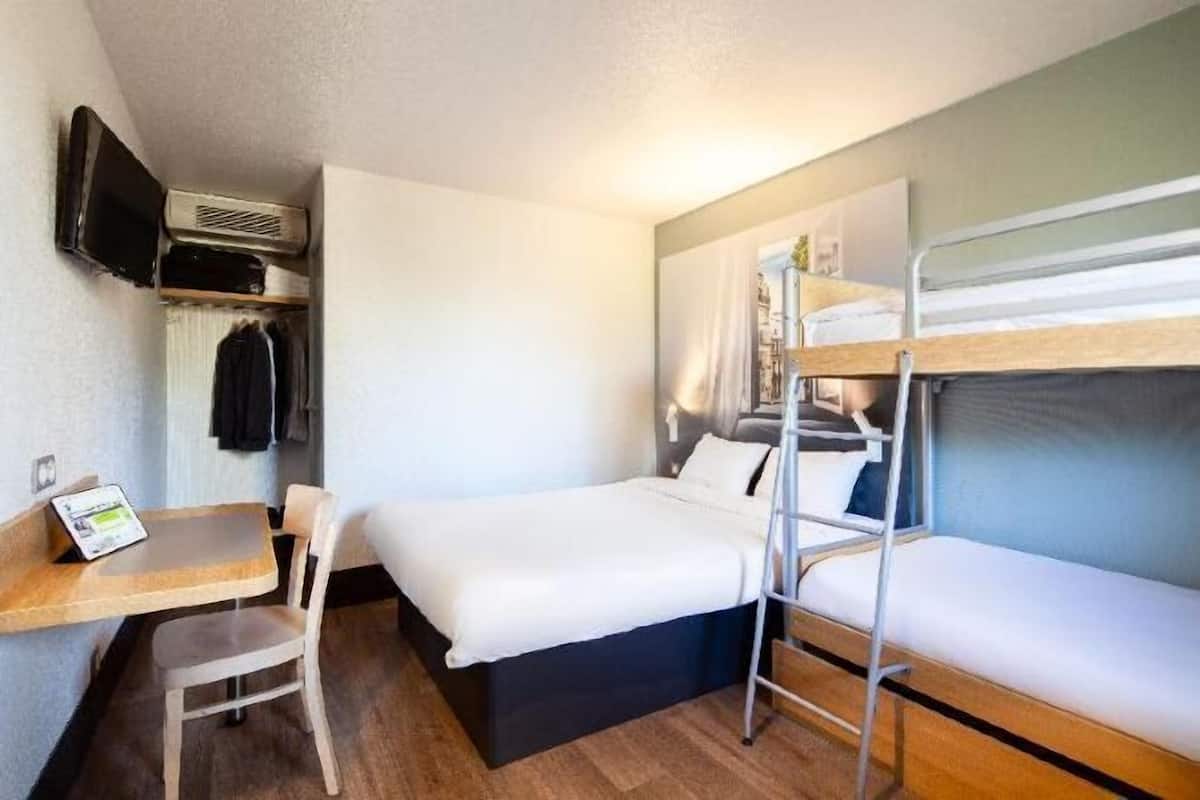 Premium bedding, desk, soundproofing, free WiFi