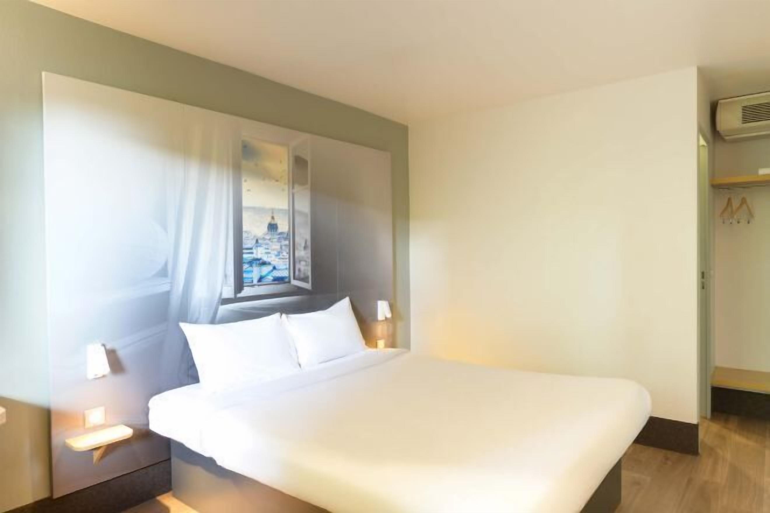 Biancheria da letto di alta qualità, una scrivania, insonorizzazione