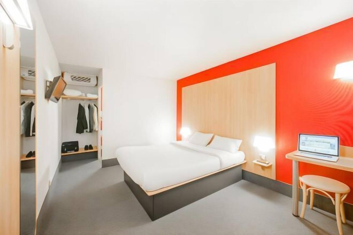 Premium bedding, desk, soundproofing, free WiFi