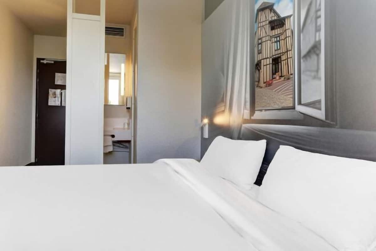Hochwertige Bettwaren, Schreibtisch, schallisolierte Zimmer
