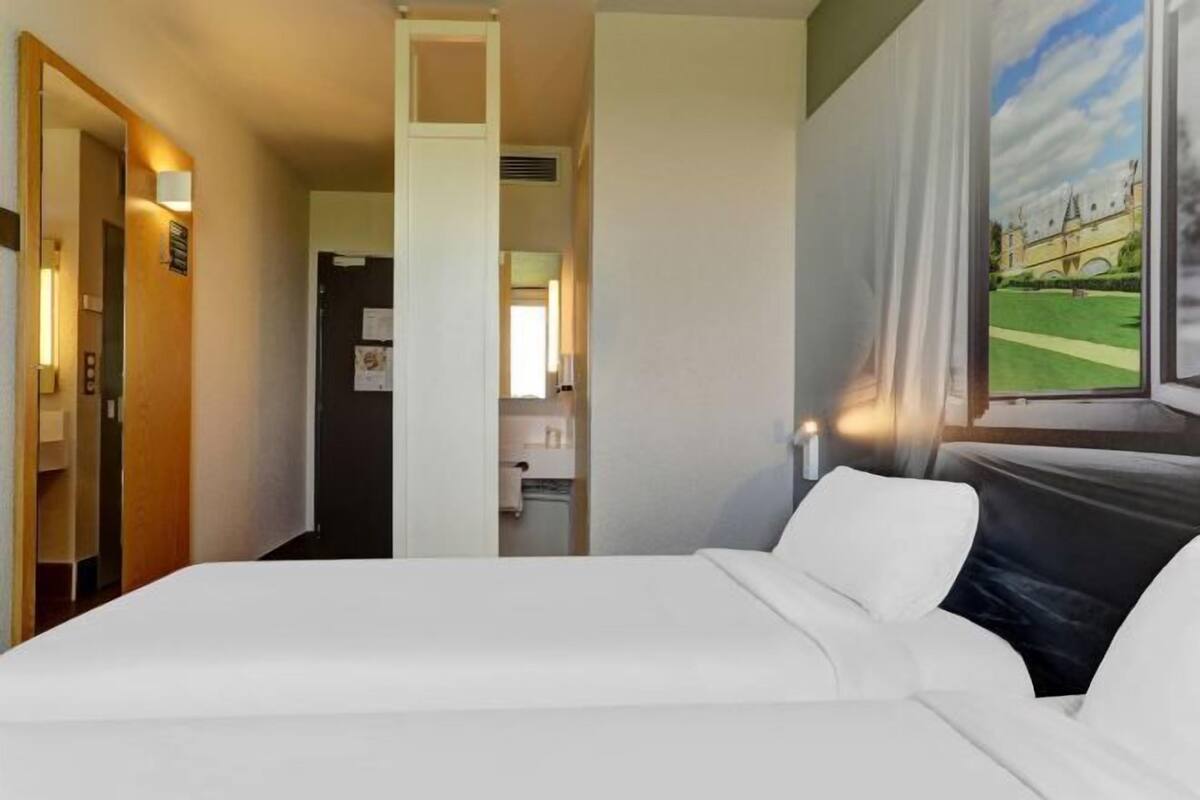 Ropa de cama de alta calidad, escritorio y sistema de insonorización 
