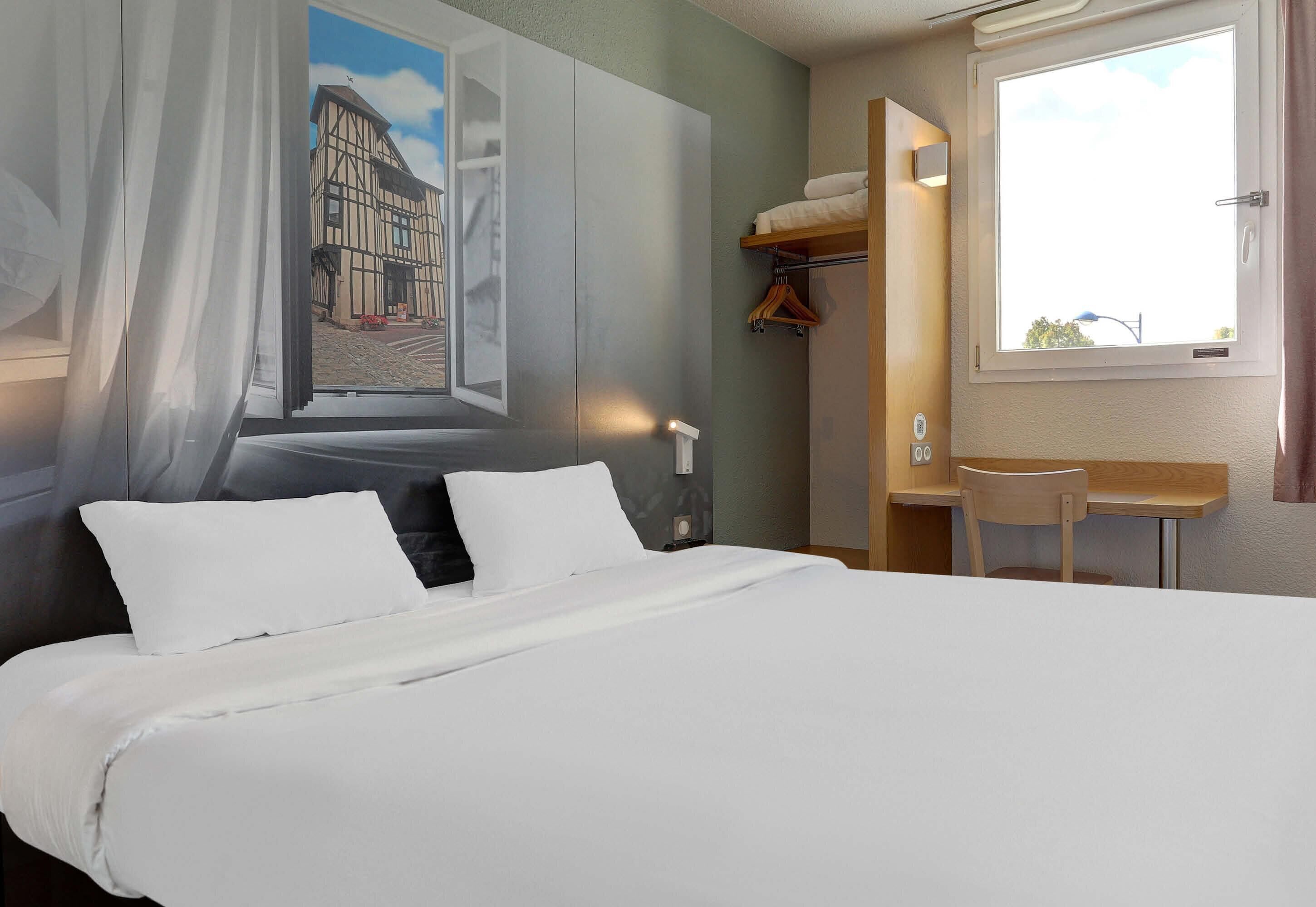 Biancheria da letto di alta qualità, una scrivania, insonorizzazione