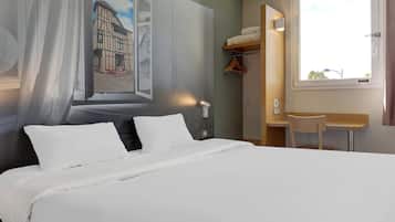 Biancheria da letto di alta qualità, una scrivania, insonorizzazione