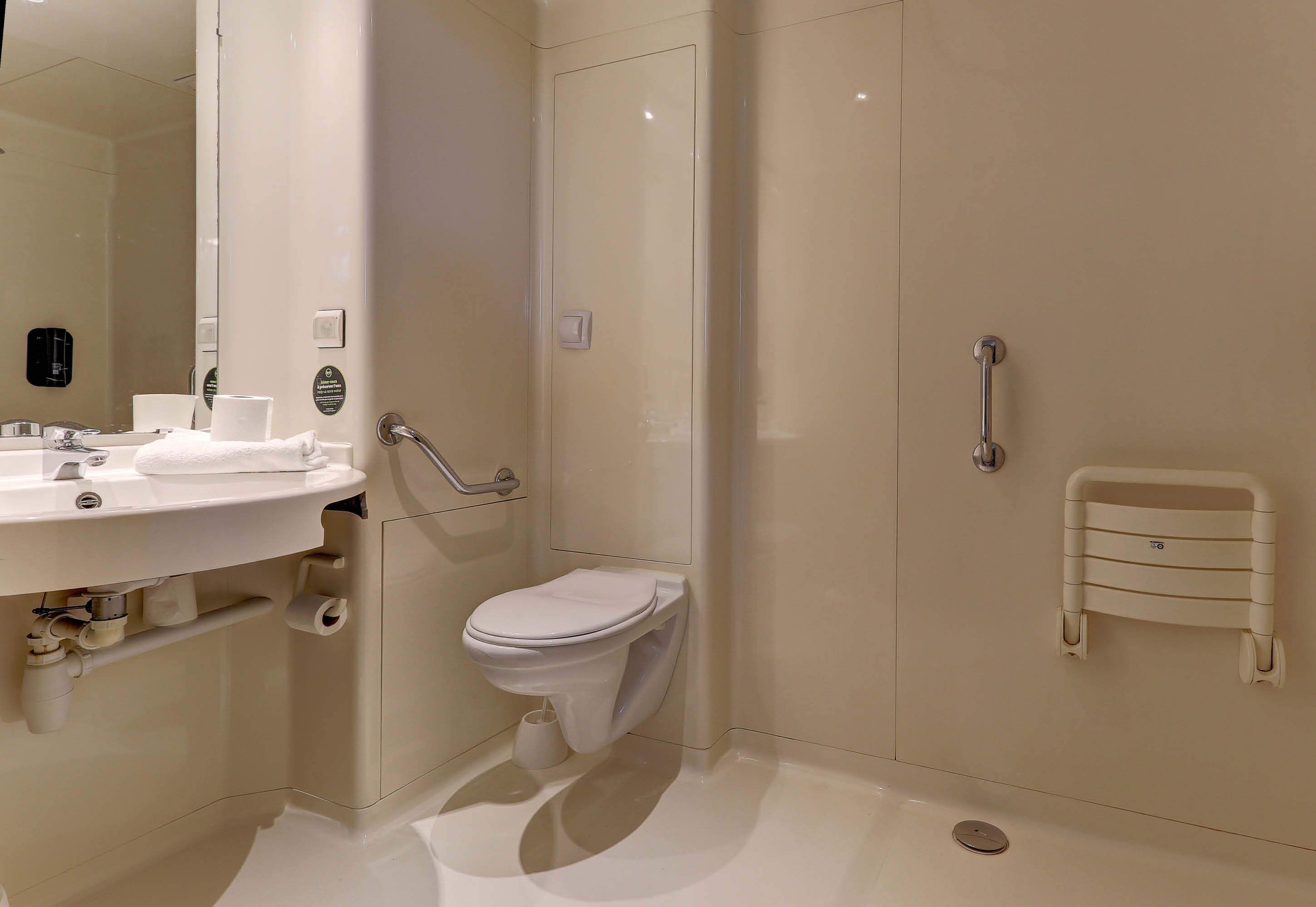 double room, mobility accessible, non smoking | bathroom | shower, towels