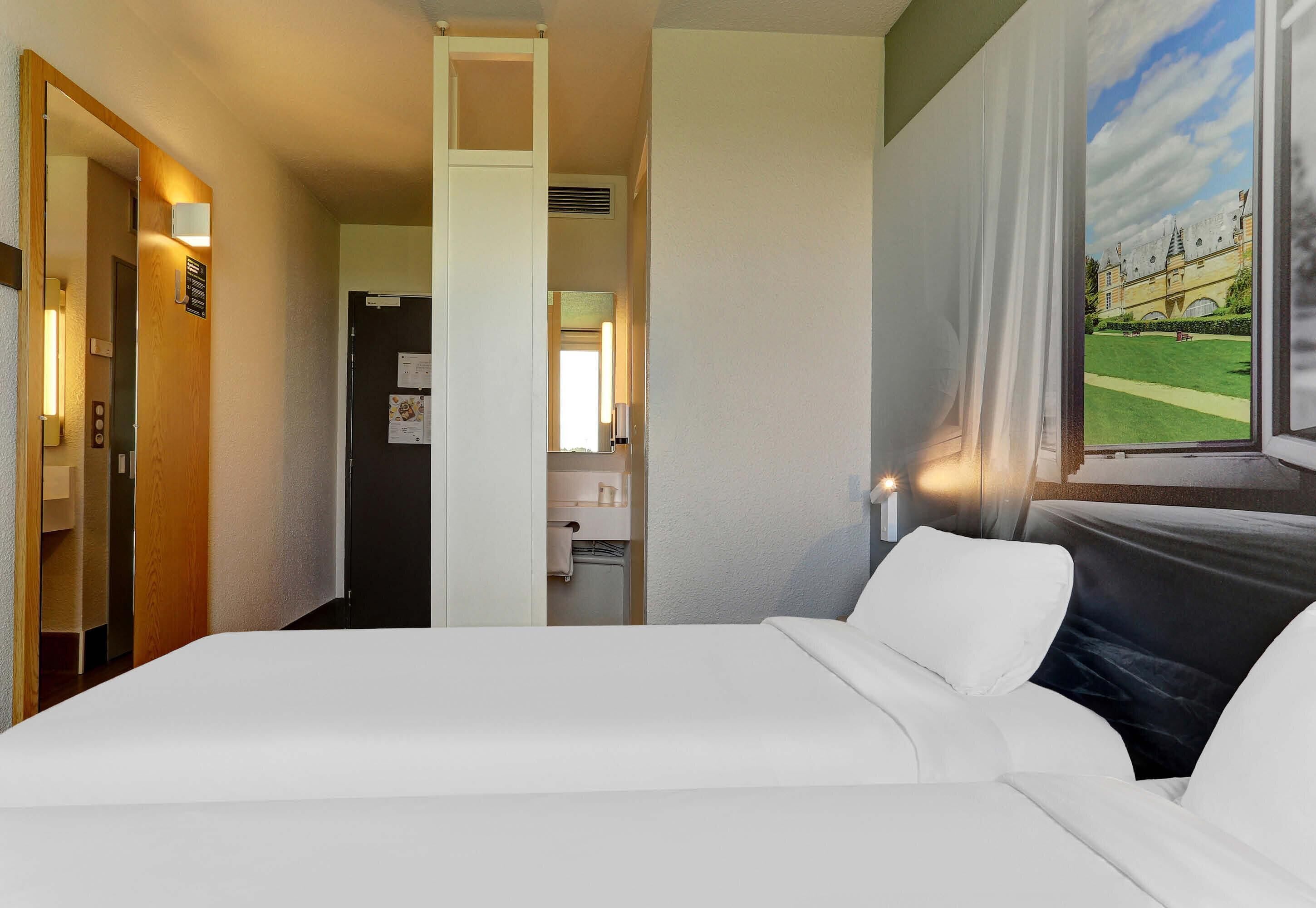 Premium bedding, desk, soundproofing, cribs (free)