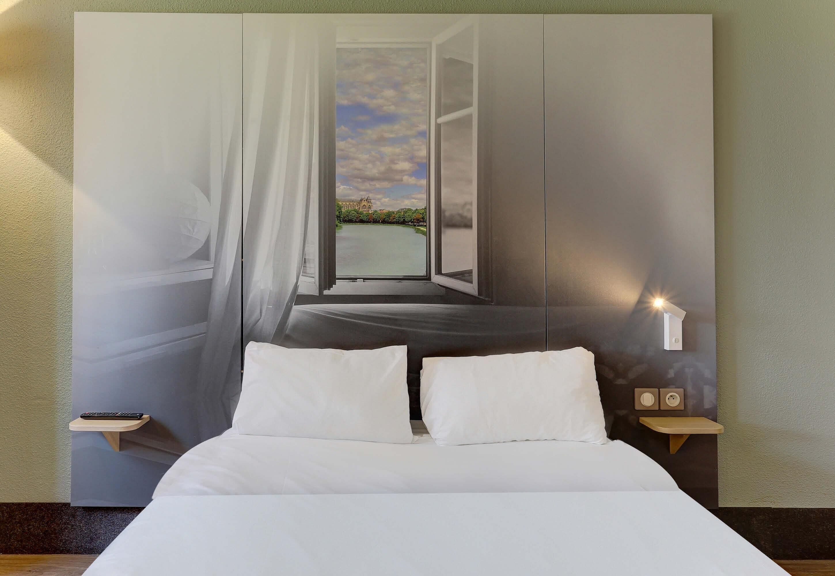 Premium bedding, desk, soundproofing, free cots/infant beds